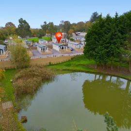 Lake View Holiday Home - Fishing Lakes, Heated Outdoor Swimming Pool 500yrds on Sister Park , Pool Open May to September, khách sạn ở Exeter