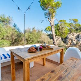 Casa Tuna - Beach 100m - Cala Llombards、サンタニーのホテル