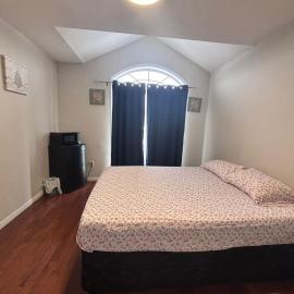 Bright Queen Room close to Sheridan College and Airport, hotel a Brampton