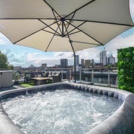 Luxury Penthouse with Private Hot Tub Overlooking Leeds City Centre، فندق في ليدز