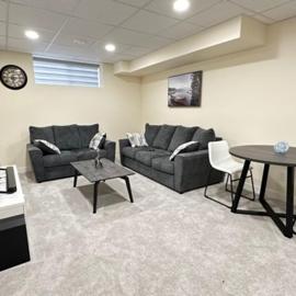 Private Cozy Spacious 1 bedroom basement suite, хотел в Уинипег