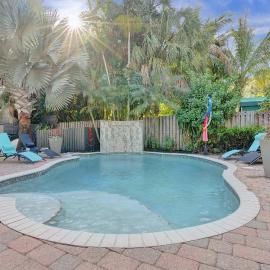 Kiki 4 - Men's Clothing optional Guest Houses Hot Tub View