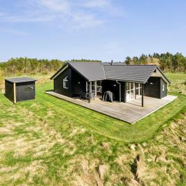 Modern Holiday Home From 2017, Located At Lild Strand, hotel a Frøstrup