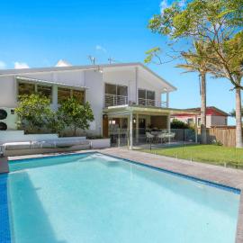 Laze at Lighthouse - family home with pool, heated pool Oct to Mar, hotel in Port Macquarie