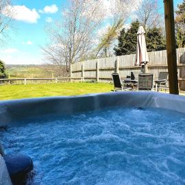 Cosy Home from Home, Private Hot tub, Sunset Views, hotel a Eckington