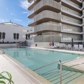 ViVi Homes - Jade Beautiful Apartment with Spa, Pool and Cinema 200 meters from the beach, hotel a Fuengirola