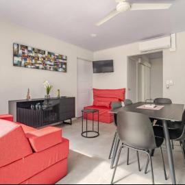 CASA MARIPOSA Punta Leona a 500 metros de la playa Alquiler de la casa entera o dos apartamentos abajo con cocina y jacuzzi o 2 cuartos con baños privados en la planta alta Para 1 a 22 personas Full equipada, hotel a Punta Leona