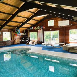 Hop Loft-Barn Conversion, with access to Pool & Hot Tub-at Fox Valley Cottages، فندق في Looe