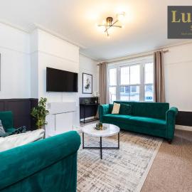 Spacious 3BR High Street Home - Perfect for Groups Sleeps 9 Guests