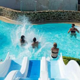 ZEcamping 4 étoiles animé parc aquatique pet friendly sauna, hotel u gradu Saint-Lunaire