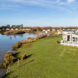 Primrose Valley Lakeside Lodge, готель у місті Файлі