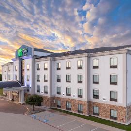 Holiday Inn Express & Suites - Denton North by IHG, hotel in Denton