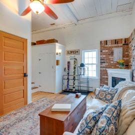 1 Mi to Cranmore Mountain: Charming Conway Apt!, hotel in North Conway