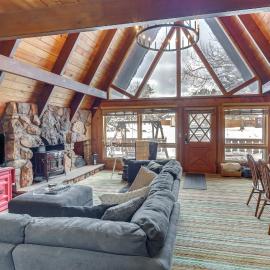 Red Lodge Cabin w/ Hot Tub ~ 1/2 Mi to Downtown!, hotell sihtkohas Red Lodge