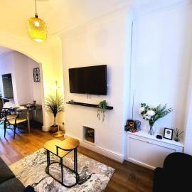 Business Friendly 2BR House Sleeps 5, Wi-Fi, Workspace & Free Parking, hotel en Mánchester