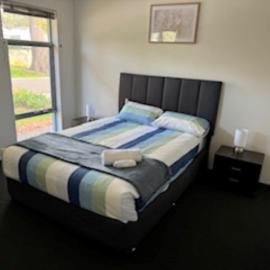 Luxury 4 bedroom house in Wellard only 30 minutes from Perth City, hotel in Wellard