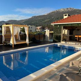 Ferienhaus Relax - beheizter - heated Pool, hotel in Kaštela