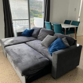 Cosy Seaside 1BR Apartment, AC, Open Views、メーリッハのホテル