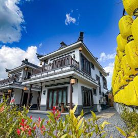 Longlai Kezhan Banrakthai บ้านรักไทย, Hotel in Ban Rak Thai