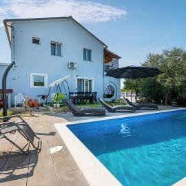 Gorgeous Apartment In Pula