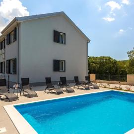 Beach Front Apartment In Vrbnik, hotell i Vrbnik
