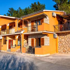 Stunning Apartment In Modric With Wifi, hotel v destinácii Rovanjska