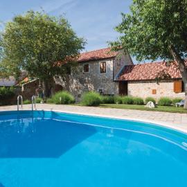 Holiday Home Lozovac With Outdoor Swimming Pool 441、ロゾヴァックのホテル