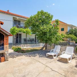 Stunning Apartment In Vlasici With House Sea View, hotel in Vlašići