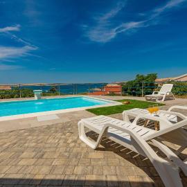 Beach Front Apartment In Kustici, Novalja, hotelli Kustićissa