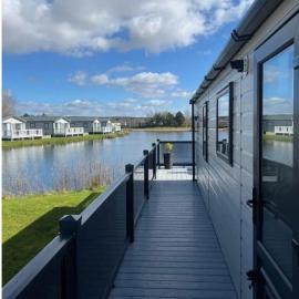 Lakeside location, sleeps 8, 3 bedrooms, fully glazed wrap around decking, Haven Lakeland, Lake District, hotel Flookburgh-ben