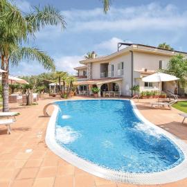 Amazing Home With Pool, hotel in Nocera Terinese