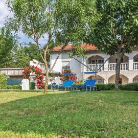 3 Bedroom Beautiful Apartment In Pavicini, hotel v destinaci Pavicini