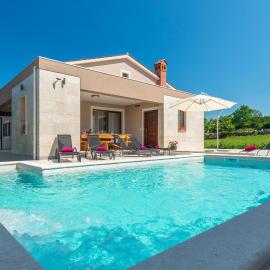 Beautiful Home In Orihi, готель у місті Orihi
