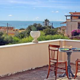 Lovely Home In Cava D'aliga With House Sea View, hotelli Cava dʼAligassa