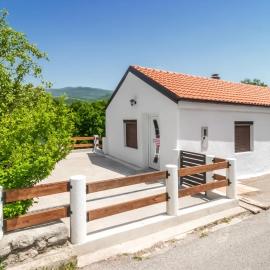 Stunning Home In Bater With Wifi, Hotel in Bakar