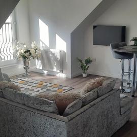 Lanarkshire Apartment- Views- Sleeps 4- Balcony – hotel w mieście Larkhall