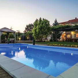 Five-Bedroom Holiday Home In Vinjani Donji