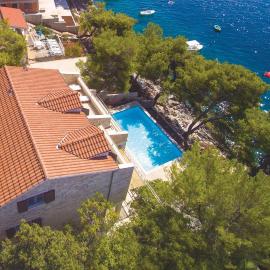 Six-Bedroom Holiday Home In Prizba