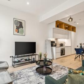 Ultra-Luxury Modern Apartment with Gym, Cinema, Game Room and Parking, hotelli kohteessa Kew Bridge