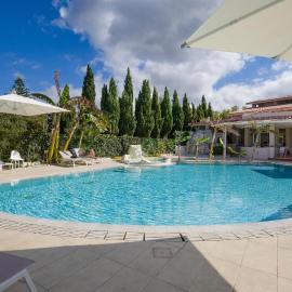 1 Bedroom Beach Front Apartment In Ricadi, hotel u gradu Rikadi