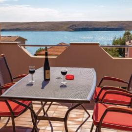 Cozy Apartment In Dinjiska With House Sea View, hotel u gradu Dinjiška