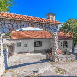 Three-Bedroom Holiday Home In Praputnjak
