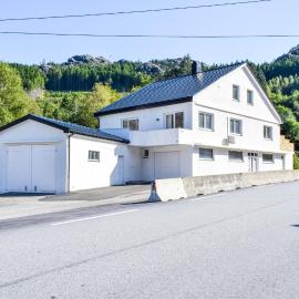 Awesome Home In Hauge I Dalane With Wifi, hotel in Sogndalsstrand