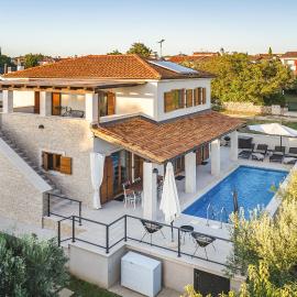 Awesome Home In Peroj
