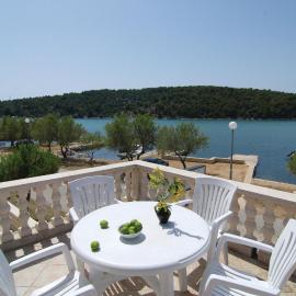 Apartment Obala Morinje I، فندق في Jadrtovac