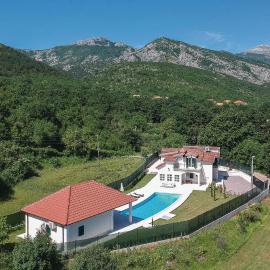 Five-Bedroom Holiday Home In Hrvace, hotel v destinácii Hrvace