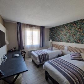 Logis Hotel Restaurant l'Amandois: Saint-Amand-Mont-Rond şehrinde bir otel