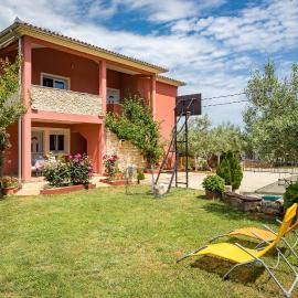 Cozy Apartment with Outdoor BBQ and Yard, hotel a Šišan
