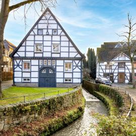 MOLA Apartments-Historische Ferienwohnung im Bachviertel Herdecke Zentrum für 3 Personen-Gratis Parkplatz-Highspeed WLAN-auch für Langzeit geeignet, hotel em Herdecke