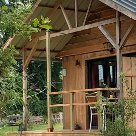Le Chat qui pêche, maisonnette en bois, Les Kabanes en Kreiz Breizh, hotel in Rostrenen
